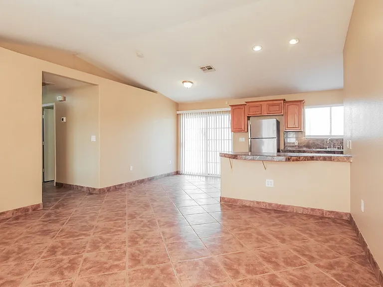 305 E Gardenia Dr — Photo 4