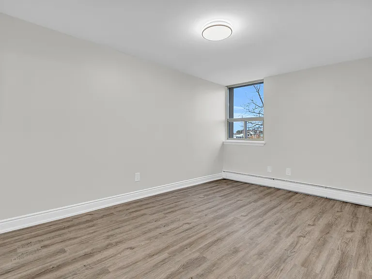 3189 King St E — Photo 45
