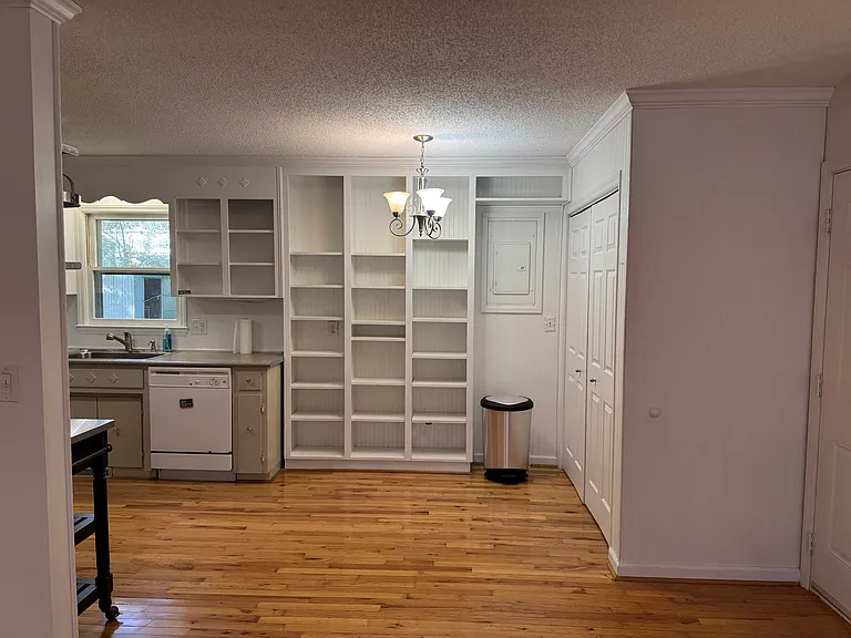 411 S Lyles Ave — Photo 5