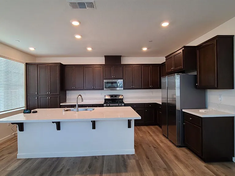 2402 Indigo Dr — Photo 4