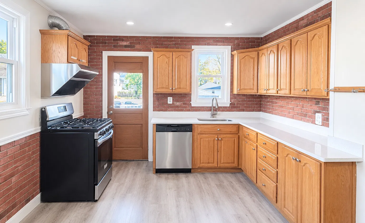 5 bed, 1578 sqft, $3,800 — Photo 2