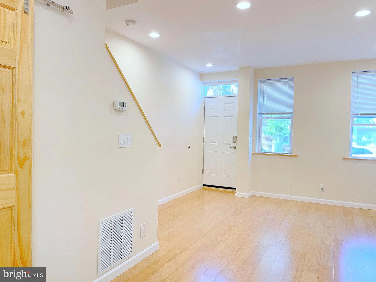 3 bed, 2.0 bath, 1008 sqft, $2,995 — Photo 2