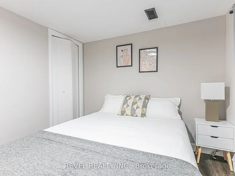 783 Queensdale Ave E #LOWER — Photo 11
