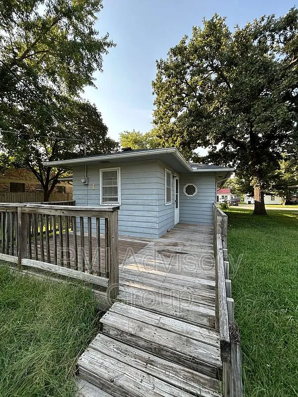 2 bed, 1.0 bath, 1018 sqft, $970 — Photo 2