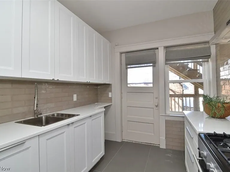 Grandview Ave — Photo 21