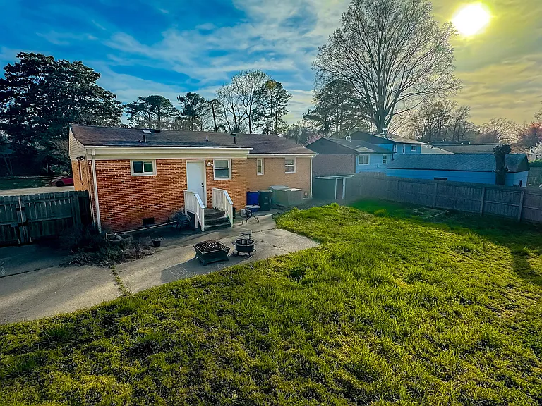 1346 Tallwood St — Photo 32