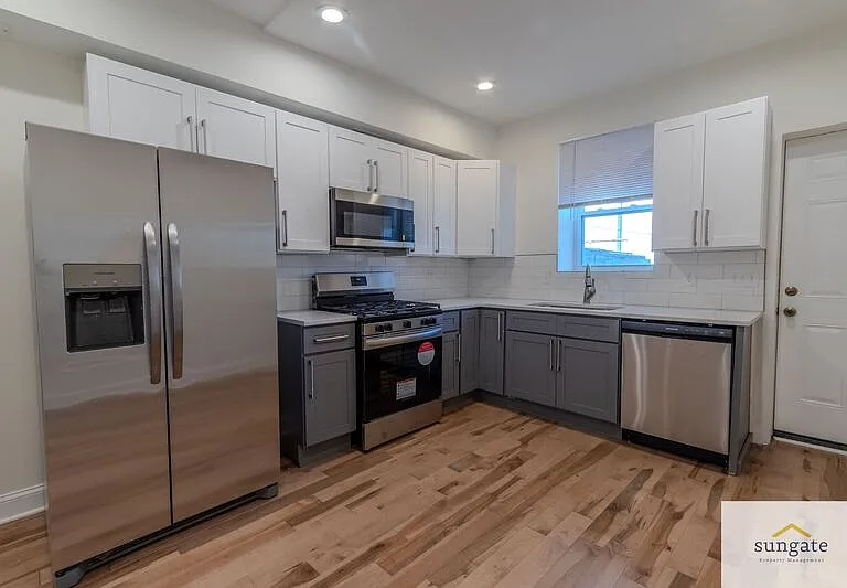 2726 E Monument St — Photo 2