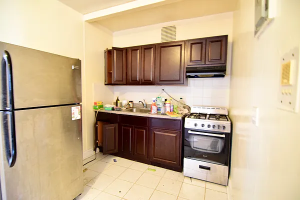 Rented by Safdie Realty Group | media 3