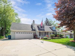 2800 W Meadow Dr, White Lake, MI