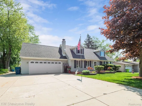 2800 W Meadow Dr, White Lake, MI 48383