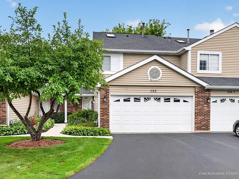 152 Brittany Dr — Photo 1