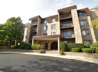2150 Valencia Dr APT 106A, Northbrook, IL 60062
