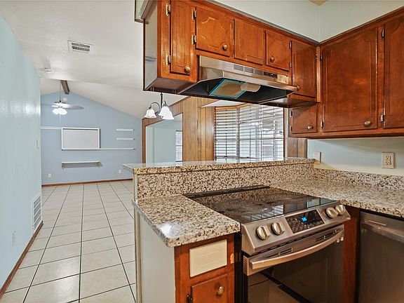 3rd image of 623 Rockbrook Dr