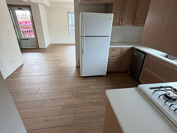 3rd image of 912 Logan St #1