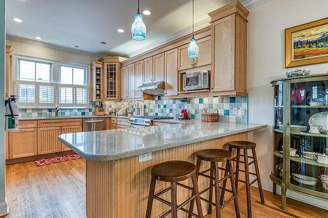 5 bed, 2200 sqft, $3,750 — Photo 2
