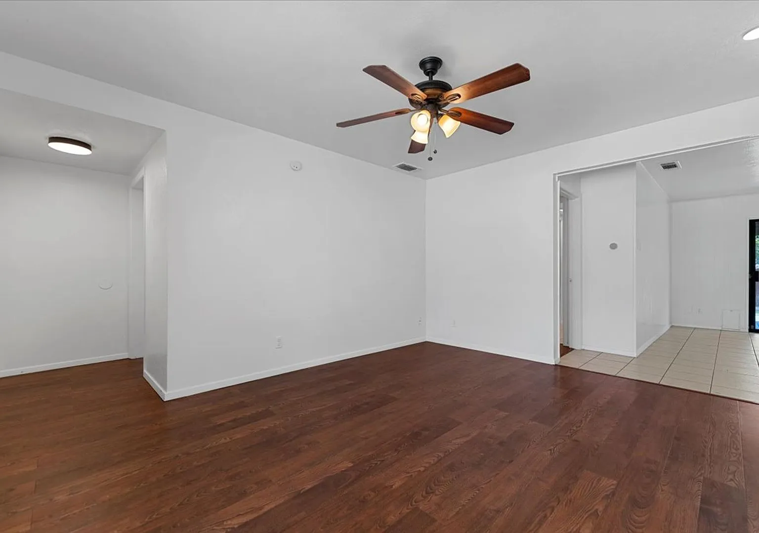 Ready for Immediate Move-In! 3 Bed 2 Bath 1296 SQFT House in Richardson Heights Subdivision — Photo 2