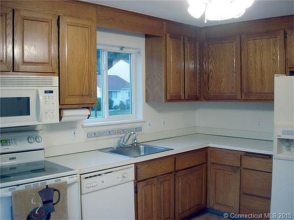 Large kitchen with all appl...