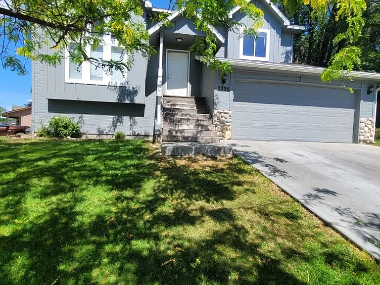 3200 Robinhood Loop — Photo 1