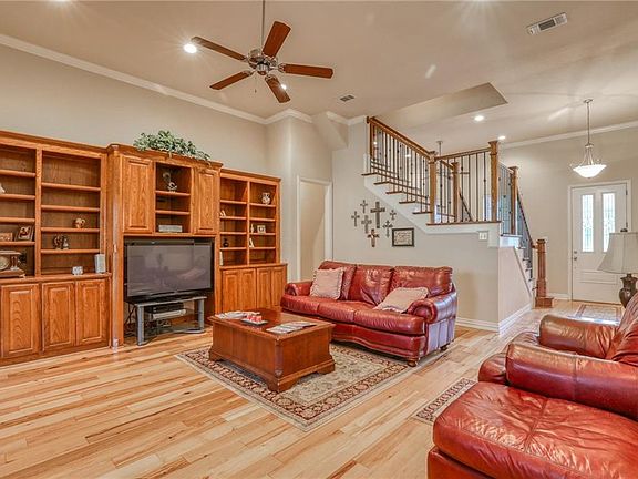 3rd image of 201 Forest Creek Cir