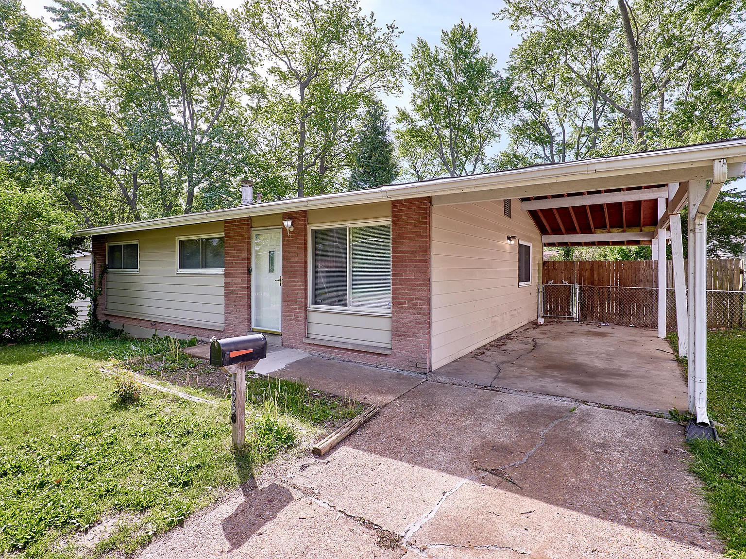 3 bed, 1.5 bath, 1064 sqft, $1,300 — Photo 2