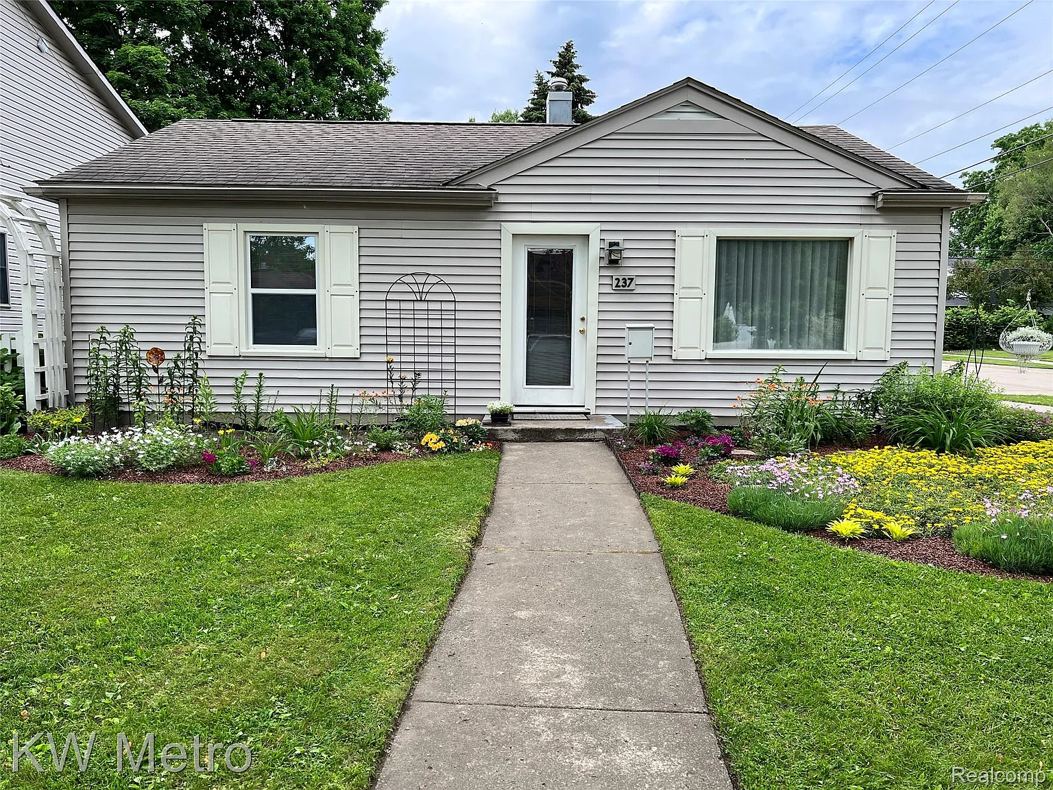 237 Woodlawn Ave photo 1