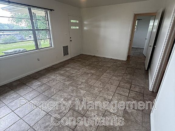 2nd image of 903 Collinwood Ave