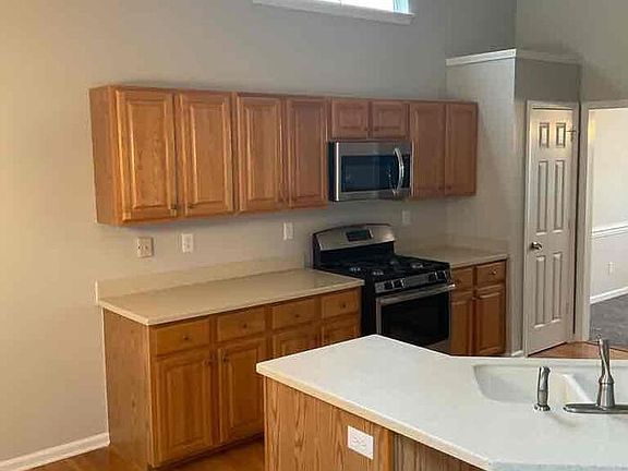 3rd image of 140 Glynwater Dr
