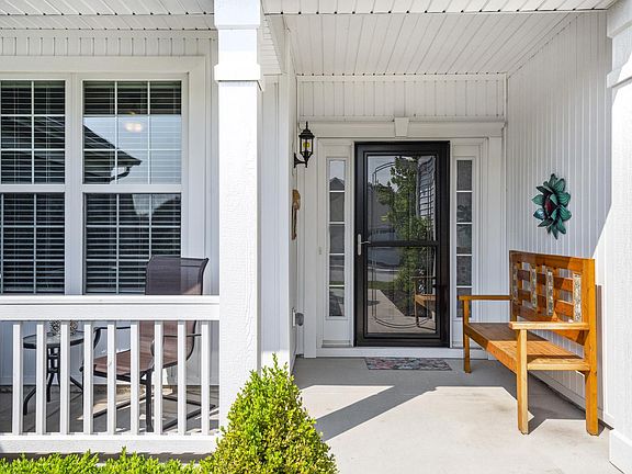 3rd image of 627 Lincoln Cir