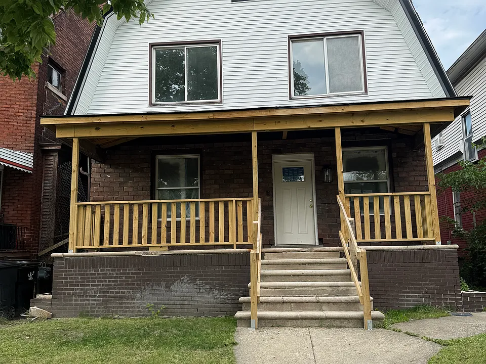 1496 Montclair St