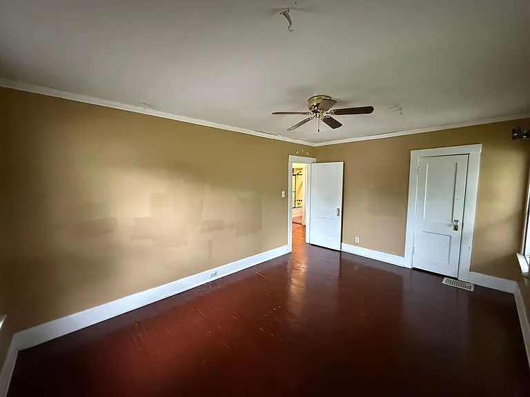 403 Englewood Ct — Photo 16