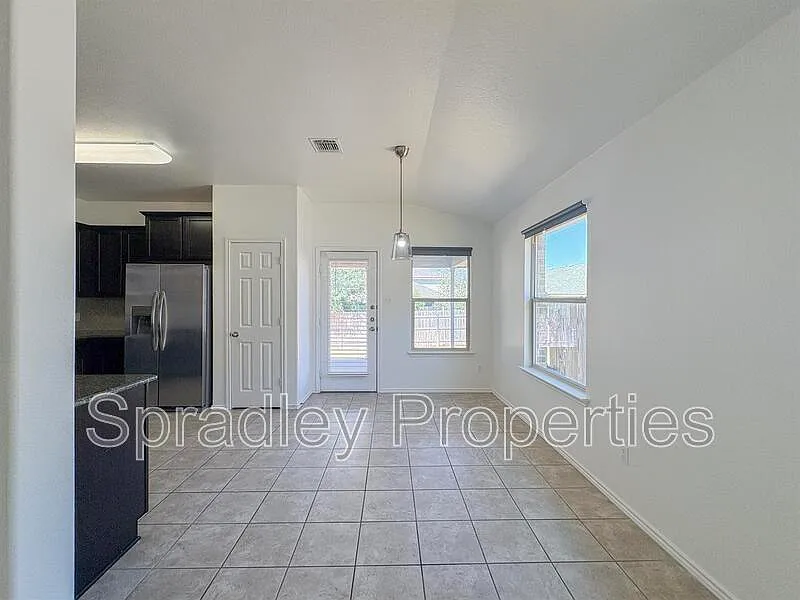 3 bed, 2.0 bath, 1681 sqft, $1,825 — Photo 4