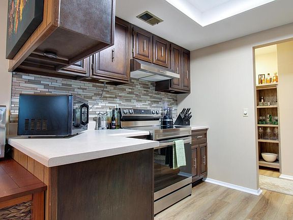 3rd image of 402 Mount Vernon Ave APT 18