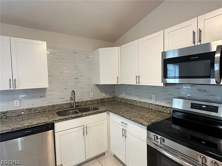 1105 NE 6th Place Cpe — Photo 32