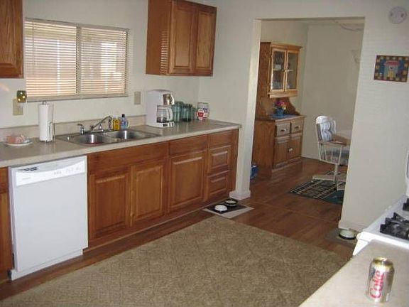 BEAUTIFUL OPEN KITCHEN!