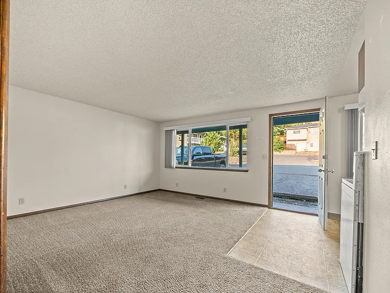 301 Jefferson Ave — Photo 6