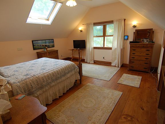 Second Floor Master - Queen Bed, Private Bath Room