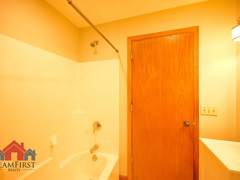 608 Central St — Photo 15
