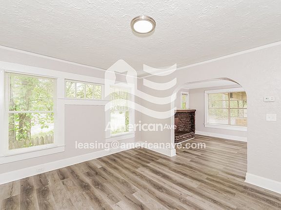 1447181_002_living_room_13744160.jpg