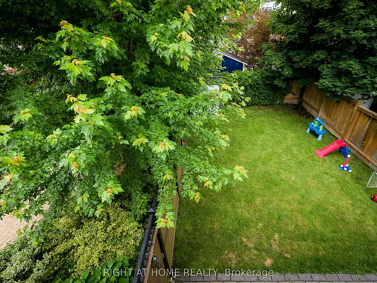 585 Montbeck Cres — Photo 24
