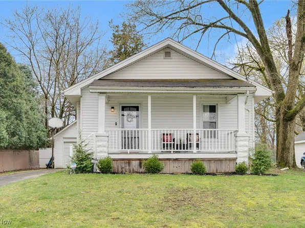 1384 Gilbert Dr, Mineral Ridge, OH 44440