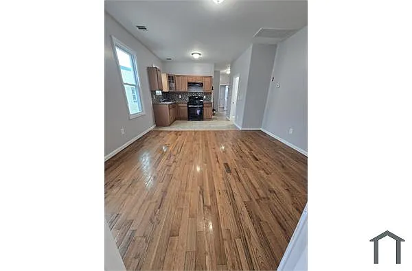 Building Photo - 9 Saint James Pl #2L