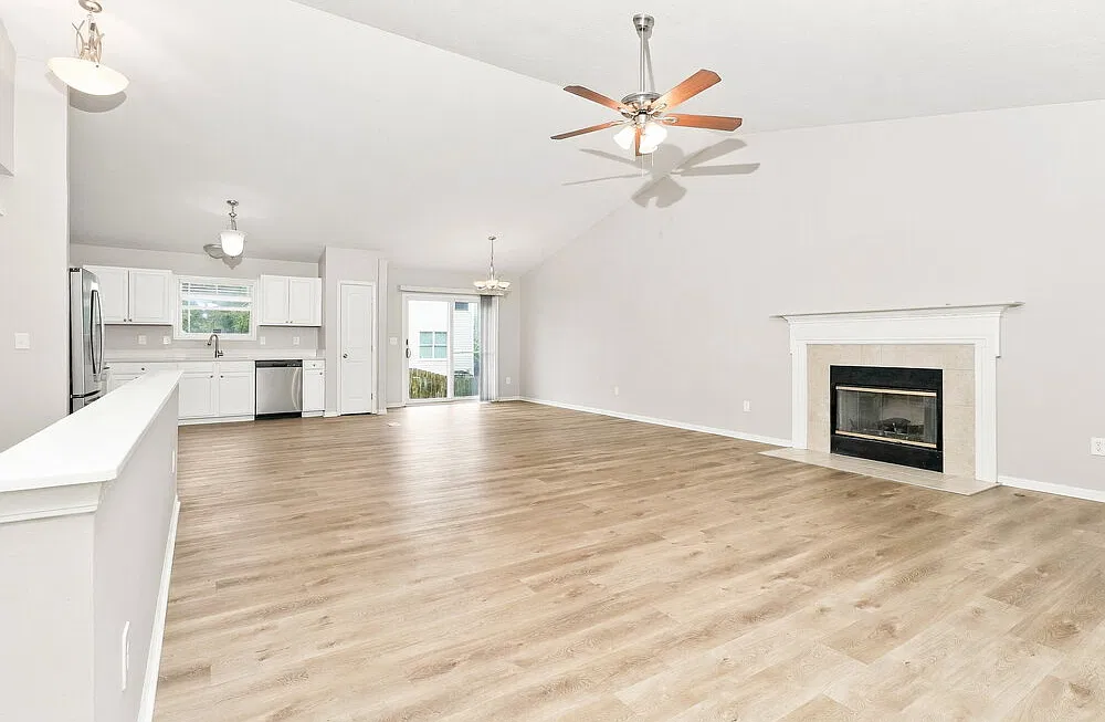 3 bed, 2.0 bath, 1530 sqft, $2,345 — Photo 4