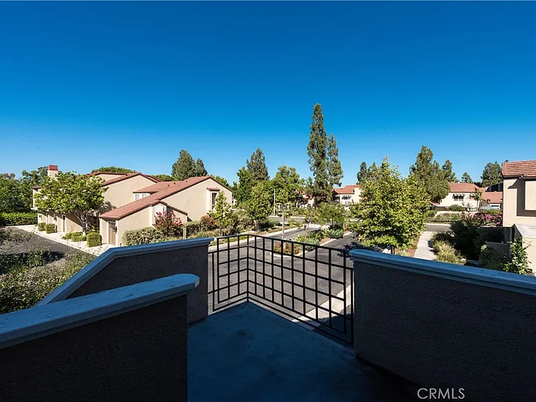 375 Stanford Ct #9 — Photo 2