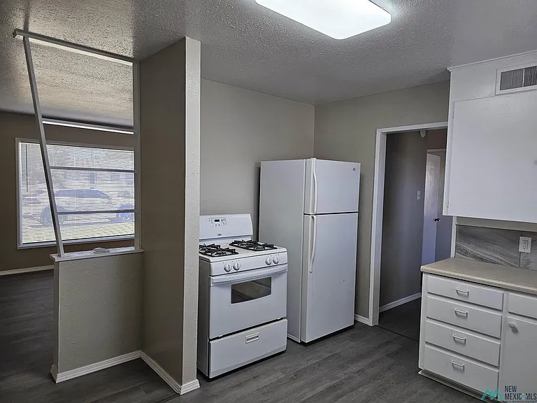 105 E Plaza Dr — Photo 4
