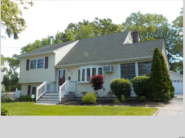 17 Lake Park St, Ronkonkoma, NY 11779