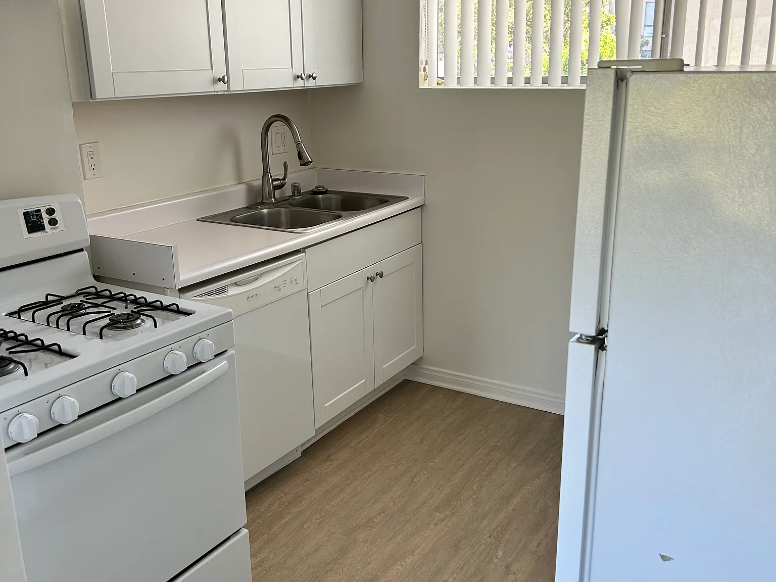 Rossmore Apartments — Photo 3