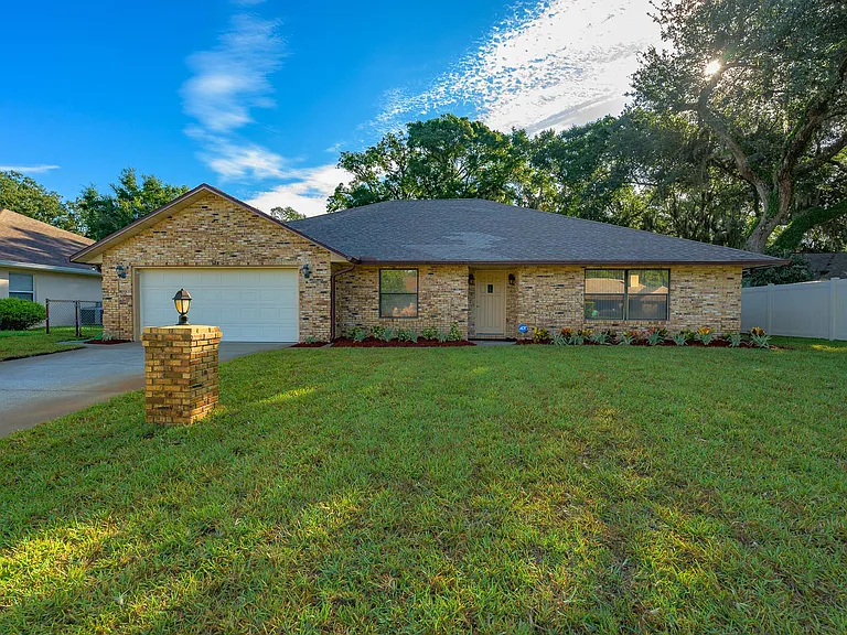 1523 Poplar Dr — Photo 2