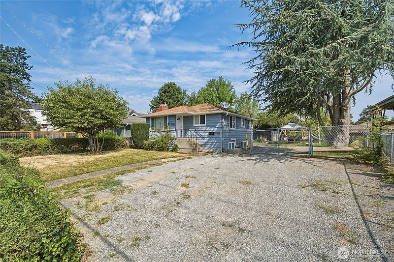 3rd image of 4424 S Holly Street