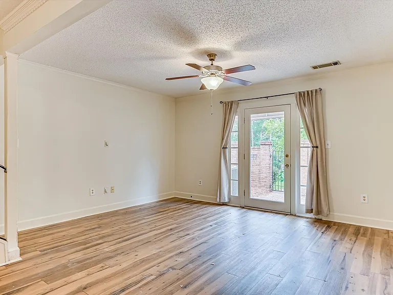 407 Folkstone Cir — Photo 10