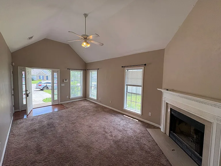 161 Mayfair Ln — Photo 2